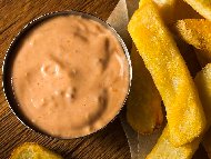 Рецепта Перфектният сос за бургери и пържени картофки с кетчуп и майонеза